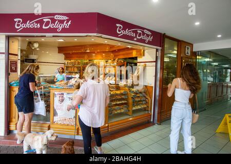 Sydney, Australien. Samstag, 28. März 2020. Die Menschen setzen soziale Distanzierungen ein, während sie sich in der Warteschlange befinden, um Brot von den örtlichen Bäckern zu kaufen. Wir Danken Martin Berry/Alamy Live News Stockfoto