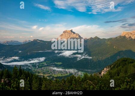 Blick auf das Tal mit dem Dorf San Vito di Cadore und dem Gipfel des Monte Pelmo, Aufstieg nach Forcella Grande, Sorapiss-Rundkurs, in die Berge Stockfoto