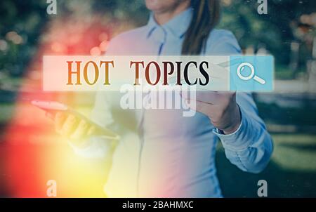 Konzeptionelle Hand schreiben Heiße Themen angezeigt. Konzept Bedeutung betrifft, die eine Menge angezeigt sind, Argumentieren und Diskutieren Stockfoto