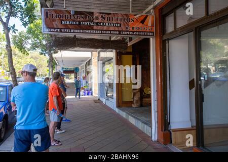 Sydney, Australien. Samstag, 28. März 2020. Australier üben soziale Distanzierung außerhalb einer Bäckerei aus, da der Laden zwei Kunden nur im Geschäft begrenzt. Wir Danken Martin Berry/Alamy Live News Stockfoto