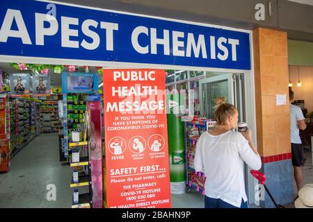 Sydney, Australien. Samstag, 28. März 2020. Meldung zur öffentlichen Gesundheit, die am Eingang eines Chemikers in Sydney angezeigt wird und Kunden rät, sich nicht einzutragen, wenn sie sich unwohl fühlen oder den Virus tragen. Wir Danken Martin Berry/Alamy Live News Stockfoto