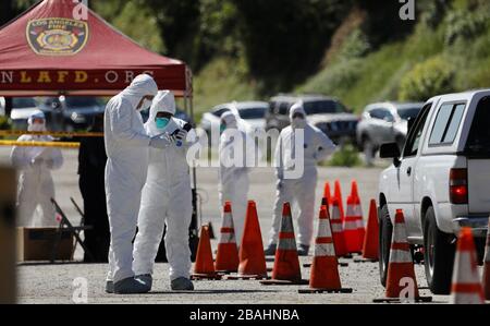 Los Angeles, USA. März 2020. Das Foto, das am 27. März 2020 aufgenommen wurde, zeigt eine Teststelle für den Durchfahrt-Coronavirus im Elysian Park in Los Angeles, den Vereinigten Staaten. Kredit: Xinhua/Alamy Live News Stockfoto