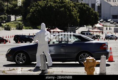Los Angeles, USA. März 2020. Ein Gesundheitsarbeiter im Schutzanzug arbeitet am 27. März 2020 an einem Testgelände für den Durchfahrt-Coronavirus im Elysian Park in Los Angeles, den Vereinigten Staaten. Kredit: Xinhua/Alamy Live News Stockfoto