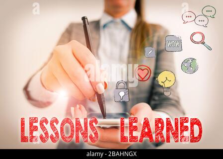 Textzeichen mit den Lektionen, die Sie gelernt haben. Firmenfototext das Wissen oder Verständnis, das durch Erfahrung gewonnen wurde Stockfoto