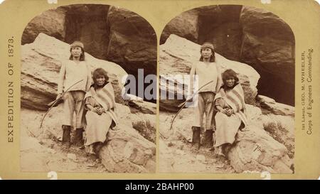 Navajo Brave und seine Mutter, von Timothy O'Sullivan, im Jahr 1873 Stockfoto