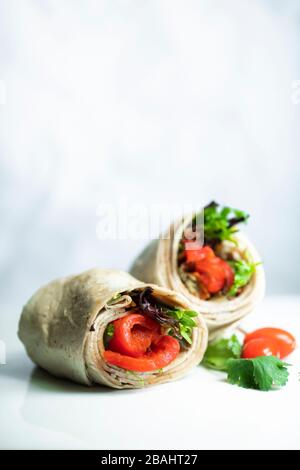 Frischer putenumlauf auf weißer Platte Stockfoto