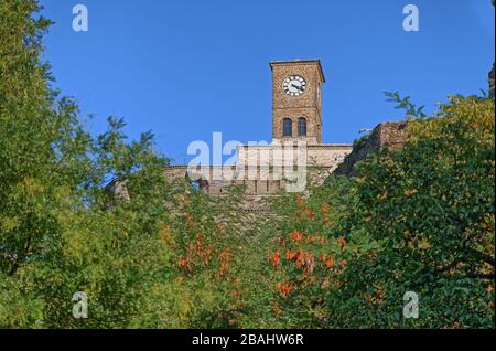 Alter Gjirokaster Uhrturm UNESCO-Weltkulturerbe in Albanien Stockfoto