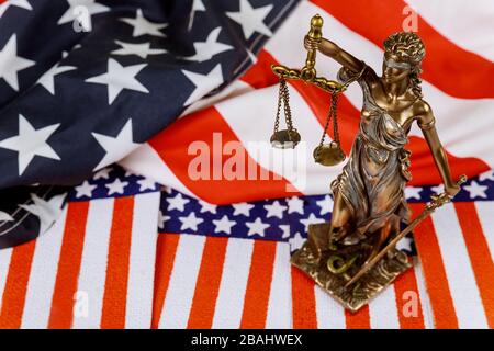 Statue of Lady Justice Scale on USA Flag in Law and Justice Stockfoto