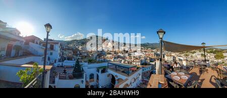 Taxco, Mexico-22. März 2020: Schöner Panoramablick auf das historische Zentrum von Taxco mit Kolonialhäusern auf den Hügeln und der berühmten Kirche Santa Prisca de Ta Stockfoto