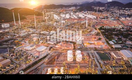 Große Industriegebiete der Öl- und Gasraffinerie, Luftbild von Industrieanlagen, Öllagertanks und Rohrleitung im Hintergrund der Sonnenuntergangszeit Stockfoto