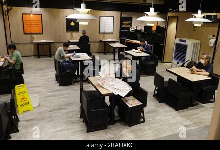 Hongkong, CHINA. März 2020. Tische und Kunden sind so organisiert, dass sie einen größeren sozialen Abstand zwischen ihnen einhalten, um Coronavirus-Infektionen im örtlichen japanischen Restaurant Chain Store zu verhindern. Die Regierung Hongkongs wird eine Verbotsordnung erlassen, die das Sammeln von mehr als 4 Personen an öffentlichen Orten untersagt, und zwar in Restaurant 4 Personen pro Tisch, das am morgigen Mitternacht beginnt (Mär 29, 2020 HK-ZEIT). März-28, 2020 Hong Kong.ZUMA/Liau Chung-ren Credit: Liau Chung-ren/ZUMA Wire/Alamy Live News Stockfoto