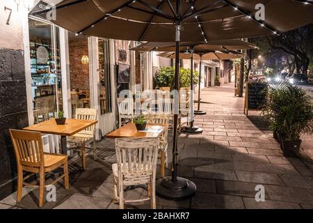 Mexiko-Stadt, Mexiko. März 2020. Blick auf ein leeres Restaurant auf den Straßen von Mexiko-Stadt. In Mexiko-Stadt sind viele Restaurants, Bars und andere öffentliche Orte geschlossen, während den Bewohnern empfohlen wurde, als vorbeugende Maßnahme gegen die Ausbreitung von Coronavirus zu Hause zu bleiben. Credit: SOPA Images Limited/Alamy Live News Stockfoto