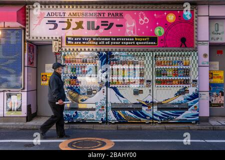 Älterer japanischer Mann mit Gesichtsmaske Stockfoto