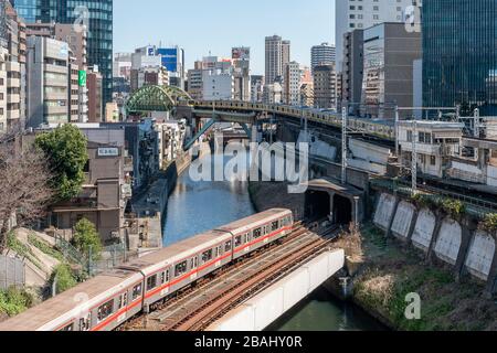 Zug in Tokio in der Nähe des Bahnhofs Ochanomizu Stockfoto