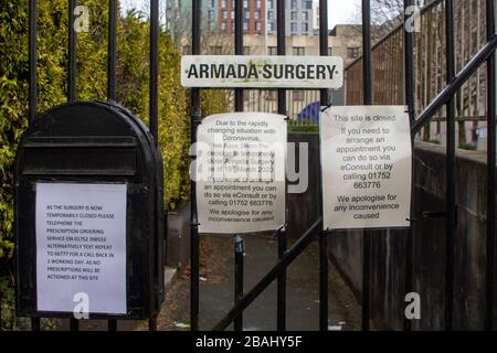 Plymouth, Großbritannien. März 2020. Aufgrund des weltweiten pandemischen Coronavirus haben sich viele Ärzte in Großbritannien dazu entschlossen, das System vorübergehend zu sperren Stockfoto