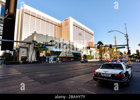 Eine Woche nach der Schließung in Las Vegas wegen Coronavirus ist der Strip ziemlich leer. Die meisten Einwohner scheinen Gouverneur Sisolaks Bitte zu hegen, Sie "nach Nevada zu Hause zu bleiben" mit Hinweisen auf das gesamte Clark County, NV. Die leeren Straßen von Las Vegas in der Nähe des Fllamingo Casino and Resort am Las Vegas Blvd. Foto-Credit: Ken Howard/Alamy Stockfoto