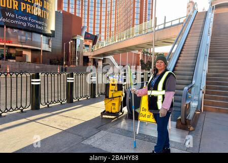 Eine Woche nach der Schließung in Las Vegas wegen Coronavirus ist der Strip ziemlich leer. Die meisten Einwohner scheinen Gouverneur Sisolaks Bitte zu hegen, Sie "nach Nevada zu Hause zu bleiben" mit Hinweisen auf das gesamte Clark County, NV. Reinigungskräfte halten mit der Straßenpflege Schritt und reinigen die öffentlichen Bereiche, während die Straßen leer sind. Foto-Credit: Ken Howard/Alamy Stockfoto