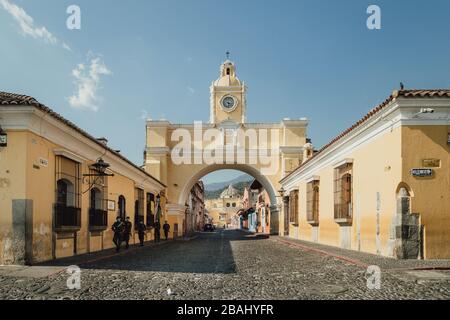 Leere Straßen während die Ausgangssperre im kolonialen Antigua Guatemala beginnt, einem beliebten Touristenziel, schlossen Unternehmen aufgrund einer pandemischen Quarantäne des Coronavirus Stockfoto