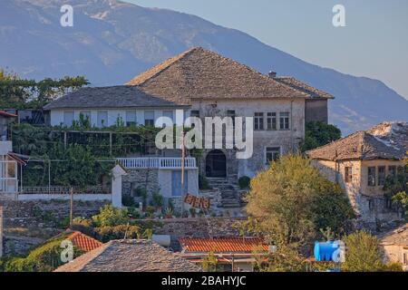 Renovierte alte Häuser in der Stadt Gjirokaster UNESCO-Weltkulturerbe Albanien Stockfoto