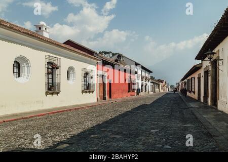 Leere Straßen während die Ausgangssperre im kolonialen Antigua Guatemala beginnt, einem beliebten Touristenziel, schlossen Unternehmen aufgrund einer pandemischen Quarantäne des Coronavirus Stockfoto