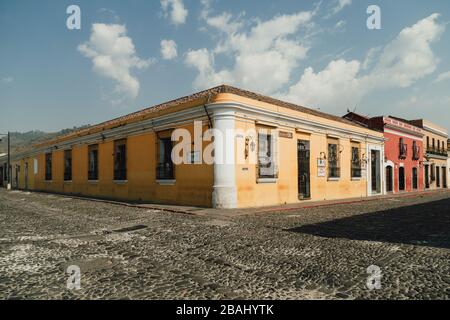 Leere Straßen während die Ausgangssperre im kolonialen Antigua Guatemala beginnt, einem beliebten Touristenziel, schlossen Unternehmen aufgrund einer pandemischen Quarantäne des Coronavirus Stockfoto