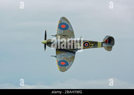 AM 19. SEPTEMBER 2015 rollt EVERETT, WA: A Supermarine Spitfire Mk.VC, während einer Flugvorführung im Raum Seattle. Stockfoto