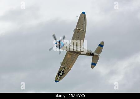 AM 19. SEPTEMBER 2015 rollt EVERETT, WA: A Republic P-47 im Flug nach rechts, um den Zuschauern die schlanken Linien zu zeigen. Stockfoto