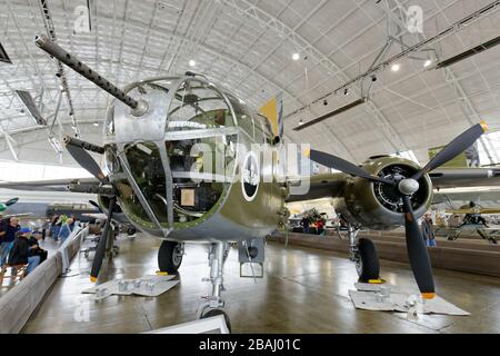 SEPTEMBER 2015, EVERETT, WA: Weitwinkelschuss der Nase und linker Motor auf einem US-amerikanischen B-25 Mitchell Bomber. Stockfoto