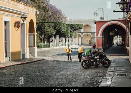 Leere Straßen während die Ausgangssperre im kolonialen Antigua Guatemala beginnt, einem beliebten Touristenziel, schlossen Unternehmen aufgrund einer pandemischen Quarantäne des Coronavirus Stockfoto