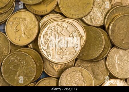 Ein Haufen australischer ein- und Zwei-Dollar-Münzen Stockfoto