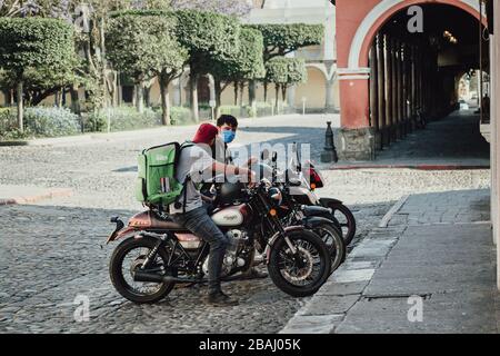 Leere Straßen während die Ausgangssperre im kolonialen Antigua Guatemala beginnt, einem beliebten Touristenziel, schlossen Unternehmen aufgrund einer pandemischen Quarantäne des Coronavirus Stockfoto