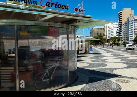 Geschlossener Kiosk steht am Copacabana-Boulevard mittags beim COVID-19-Corona-Virus-Ausbruch Stockfoto