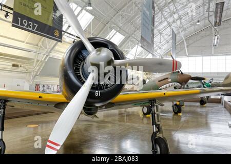 SEPTEMBER 2015, EVERETT, WA: Nahaufnahme der Nase des Mitsubishi A6M3-22 Reisen 'Zero', mit einem amerikanischen P-40 im Hintergrund. Stockfoto