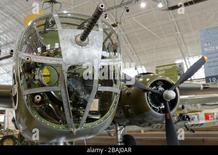 SEPTEMBER 2015, EVERETT, WA: Weitwinkel-Nahaufnahme von Nase und Gewehren auf einem US-amerikanischen B-25 Mitchell Bomber. Stockfoto