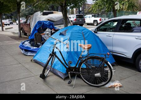 Obdachlosenzelt und Habseligkeiten auf dem Bürgersteig in der Innenstadt von Portland, Oregon, gesehen am Freitag, 27. September 2019. Stockfoto