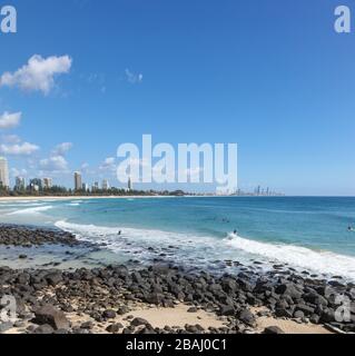 Burleigh Beach an der Gold Coast von Queensland ist eines der beliebtesten Touristenziele in Australien Stockfoto