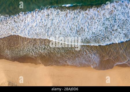 Top-down-Blick auf Putty Beach an der NSW Central Coast mit Wellen und Sand Stockfoto