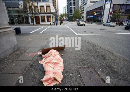 Am Montag, den 14. Oktober 2019, wird auf der Straße in der Innenstadt von Vancouver, Kanada, ein Obdachloser betteln gesehen. Stockfoto