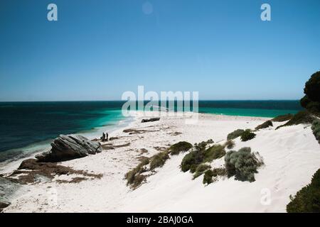 Makelloser weißer Sandstrand auf Rottnest Island und türkisfarbenes Wasser Stockfoto