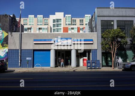 Am Sonntag, den 9. Februar 2020, gehen Leute in ein USPS-Postamt im Soma-Viertel in San Francisco, Kalifornien. Stockfoto