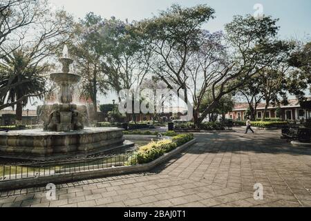 Leere Straßen während die Ausgangssperre im kolonialen Antigua Guatemala beginnt, einem beliebten Touristenziel, schlossen Unternehmen aufgrund einer pandemischen Quarantäne des Coronavirus Stockfoto