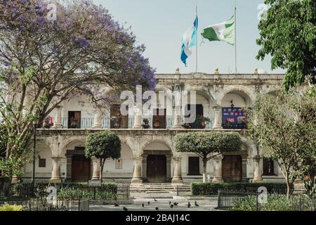 Leere Straßen während die Ausgangssperre im kolonialen Antigua Guatemala beginnt, einem beliebten Touristenziel, schlossen Unternehmen aufgrund einer pandemischen Quarantäne des Coronavirus Stockfoto