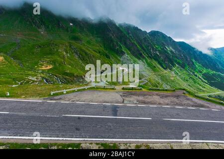 Alpenstraße durch das Bergtal. Epischer Blick auf die transfagarasan-route. Beliebtes Reiseziel. Wunderschöne Landschaft der fagaras-berge, rumänien. Stockfoto