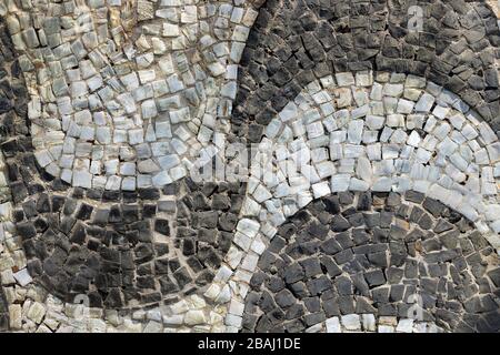 Horizontales Wellenmuster des Kopfsteinpflasterboulevard Gehwegs am Strand von Copacabana in Rio de Janeiro, Brasilien Stockfoto