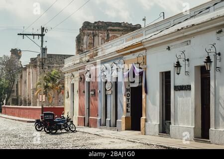 Leere Straßen während die Ausgangssperre im kolonialen Antigua Guatemala beginnt, einem beliebten Touristenziel, schlossen Unternehmen aufgrund einer pandemischen Quarantäne des Coronavirus Stockfoto