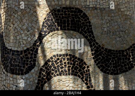 Scharfe Schatten und helles Sonnenlicht auf dem Wellenmuster des Kopfsteinpflasterboulevard Gehwegs am Strand von Copacabana in Rio de Janeiro, Brasilien Stockfoto