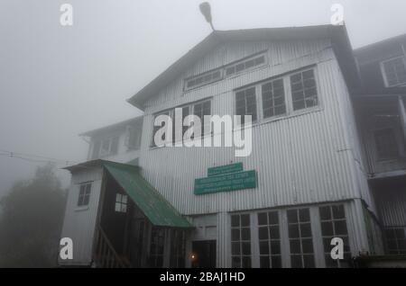 Außenansicht der höchsten orthodoxen Teeverarbeitungsfabrik der Welt in Kolukkumalai, Munnar, Kerala, Indien Stockfoto