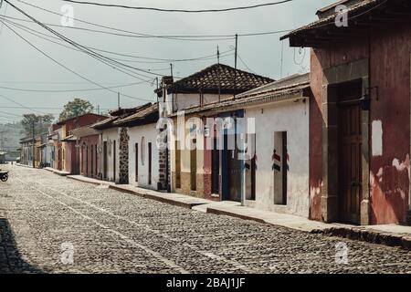 Leere Straßen während die Ausgangssperre im kolonialen Antigua Guatemala beginnt, einem beliebten Touristenziel, schlossen Unternehmen aufgrund einer pandemischen Quarantäne des Coronavirus Stockfoto