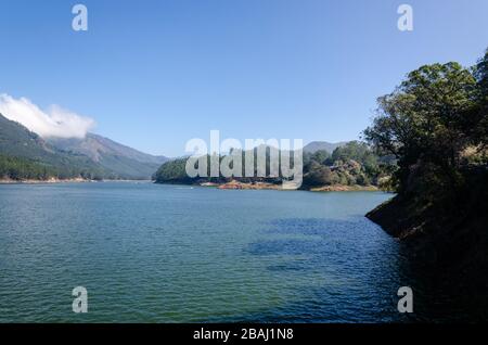 Schöner Blick auf den Mattupetty Lake in der Nähe des Mattupetty Dam auf dem Weg zum Top Station, Munnar, Kerala, Indien Stockfoto