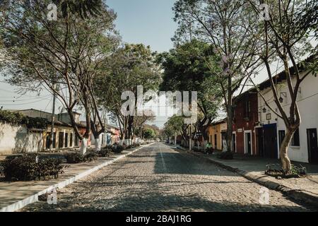 Leere Straßen während die Ausgangssperre im kolonialen Antigua Guatemala beginnt, einem beliebten Touristenziel, schlossen Unternehmen aufgrund einer pandemischen Quarantäne des Coronavirus Stockfoto